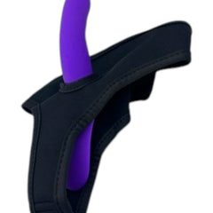 Arnés negro de silicona con dildo vibrador morado de 9 funciones, control remoto, para estimulación de pareja. Glow&Vibe.