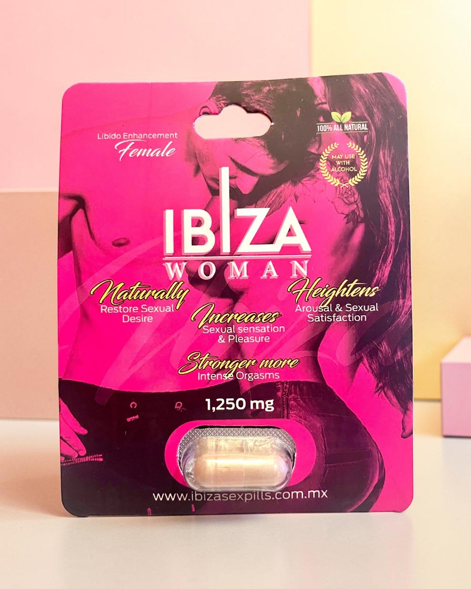 Empaque rosa de Glow&Vibe Ibiza Woman, suplemento natural para potenciar la libido femenina con cápsula visible