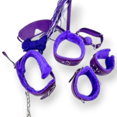Kit de bondage morado de Glow&Vibe con esposas, collar, antifaz, cuerda, látigo y mordaza.