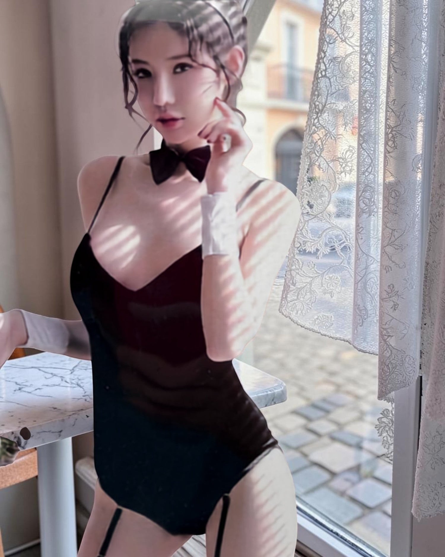 Modelo con Glow&Vibe Midnight Bunny Set, body negro minimalista, orejas, pajarita y puños blancos en interior elegante.
