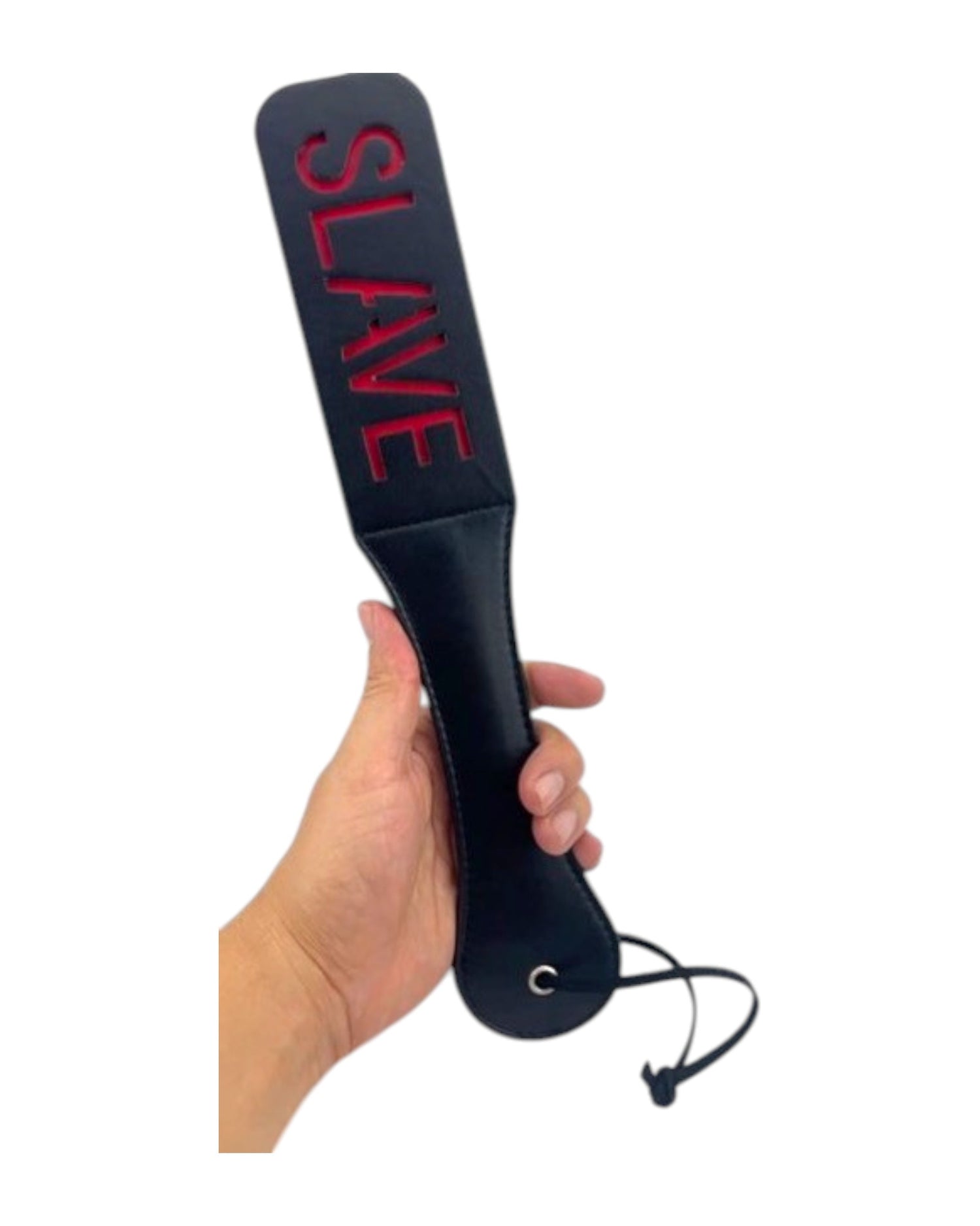 Paleta de azotes negra de cuero sintético con la palabra SLAVE grabada en rojo. Glow&Vibe.