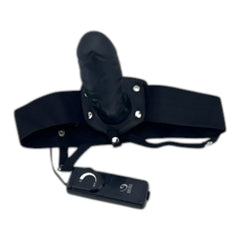 Arnés de strap-on negro de Glow&Vibe con funda realista y control de vibración por cable.