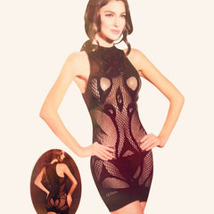 Modelo vistiendo vestido corto Glow&Vibe Noir Mirage de malla negra con transparencias y diseño geométrico ajustado
