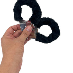 Glow&Vibe esposas negras de metal con cubierta de peluche extraíble, para juegos de restricción.