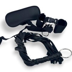 Kit de fantasía oscuro de Glow&Vibe con látigo de vinilo negro, esposas de velcro y antifaz, ideal para juegos BDSM.
