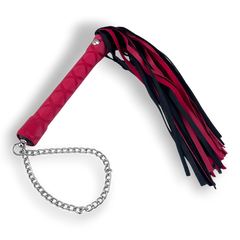 Látigo bicolor de vinil negro y rojo de Glow&Vibe con cadena, 40 cm, para juego de poder y energía.