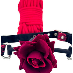 Glow&Vibe Set Shibari Rose: mordaza de silicona roja con rosa y cuerda de nylon roja.