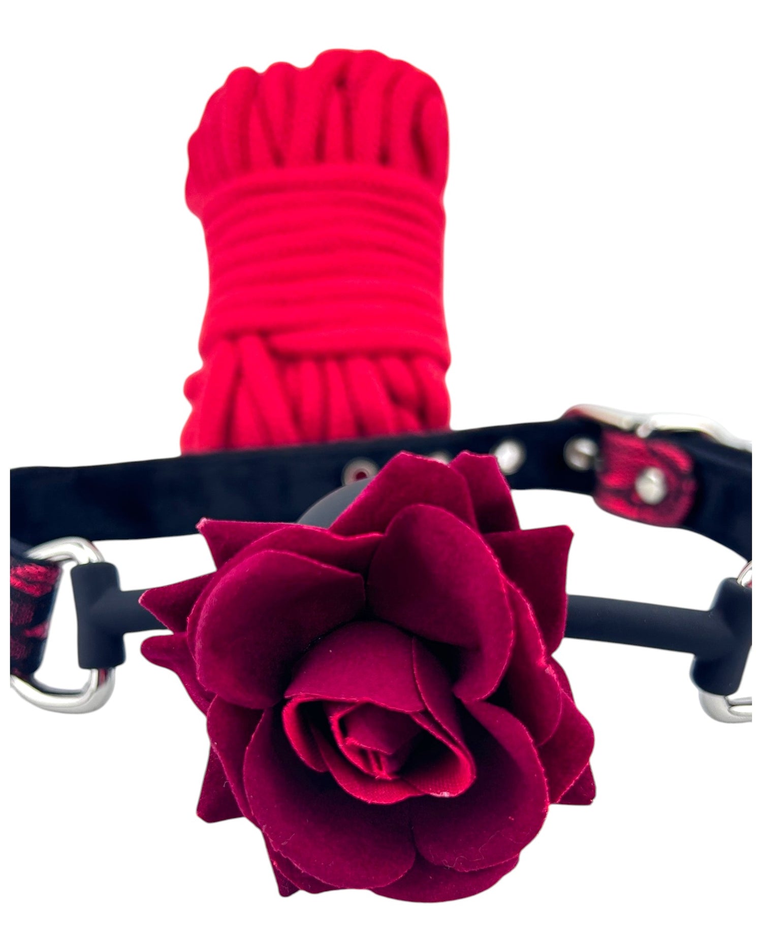 Glow&Vibe Set Shibari Rose: mordaza de silicona roja con rosa y cuerda de nylon roja.