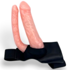 Arnés Double Experience de Glow&Vibe con dildo doble de gel color piel para uso en pareja, ajustable.