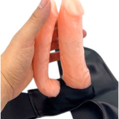 Arnés de doble penetración Glow&Vibe de gel color piel para uso en pareja, con dildo doble y arnés ajustable tipo ropa interior.