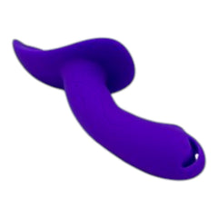 Arnés morado de silicona Pretty Beauty de Glow&Vibe con dildo texturizado y 9 funciones de vibración. Control remoto incluido.