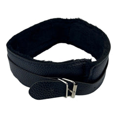 Collar negro de cuero con forro de pelo sintético y hebilla metálica de Glow&Vibe