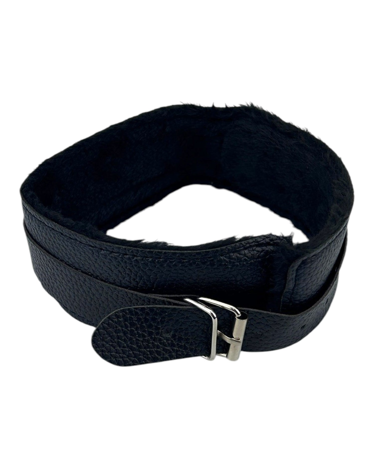 Collar negro de cuero con forro de pelo sintético y hebilla metálica de Glow&Vibe