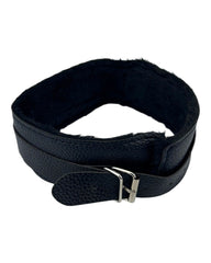 Collar negro de cuero con forro de pelo sintético y hebilla metálica de Glow&Vibe