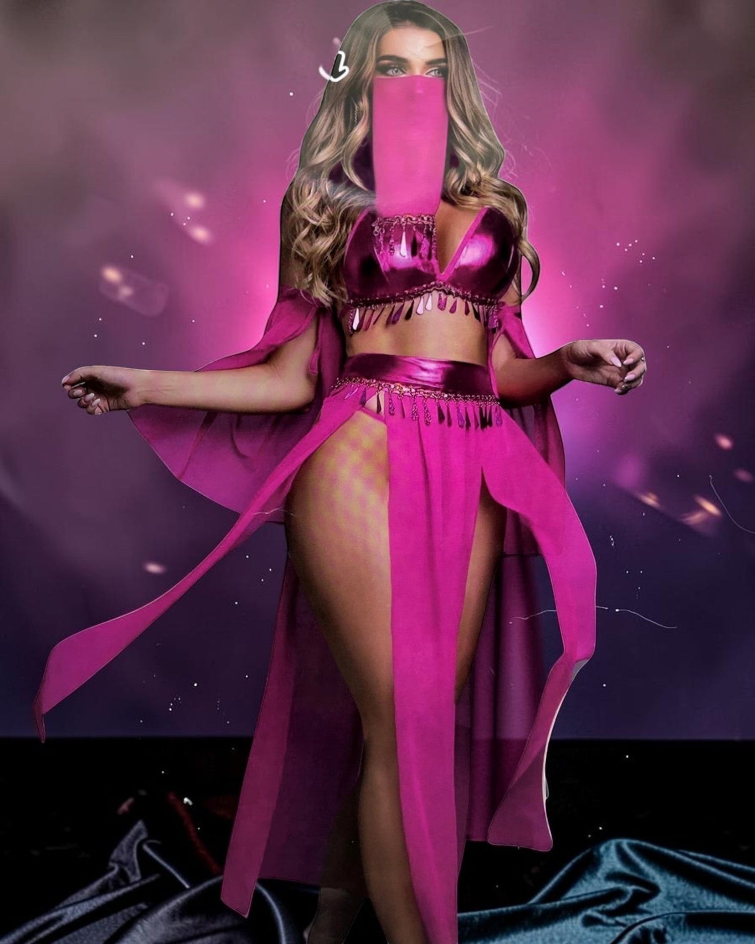 Conjunto de lencería fucsia de Glow&Vibe con sujetador metálico, cinturón y falda con aberturas. Incluye velo.