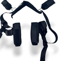 Arnés Hogtie Desire negro de 5 puntos con soporte de cuello, esposas para manos y pies, de velcro y correas ajustables. Glow&Vibe.