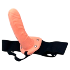 Arnés negro con funda de dildo realista color piel de Glow&Vibe. Vibración con control remoto por cable.