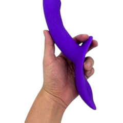 Arnés morado de silicona Glow&Vibe con dildo texturizado y 9 funciones de vibración, para estimulación de clítoris y vagina.