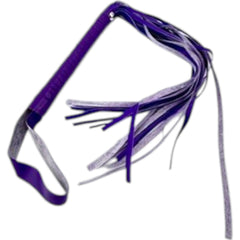 Látigo morado de cuero sintético de Glow&Vibe con flecos para juegos BDSM. Ideal para explorar el bondage.