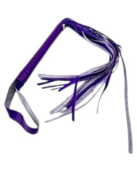 Látigo morado de cuero sintético de Glow&Vibe con flecos para juegos BDSM. Ideal para explorar el bondage.
