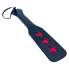 Paleta de azotes de cuero sintético negro de Glow&Vibe con recortes de estrellas rojas y un lazo para colgar.
