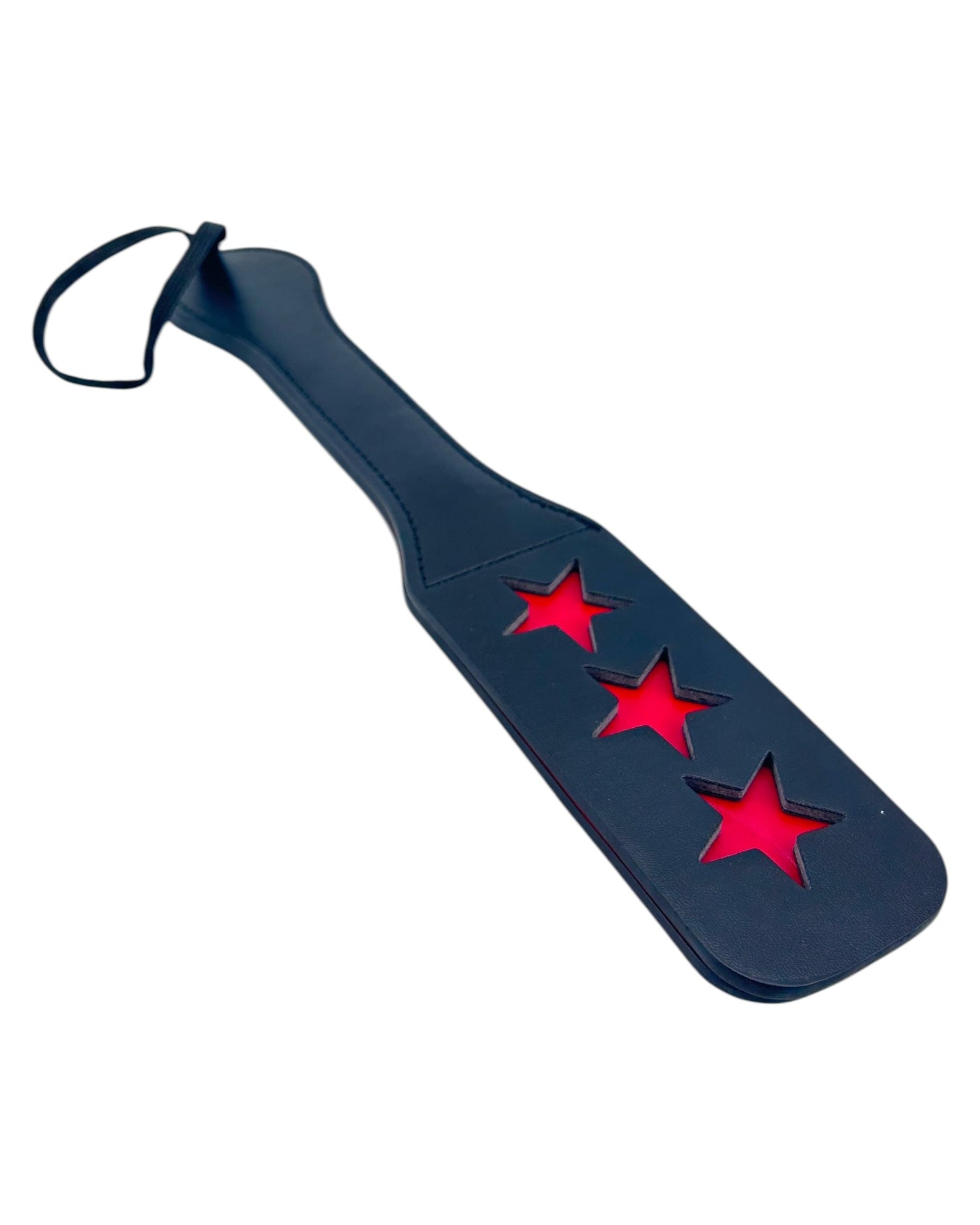 Paleta de azotes de cuero sintético negro de Glow&Vibe con recortes de estrellas rojas y un lazo para colgar.
