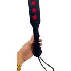Paleta de azotes Glow&Vibe de cuero sintético negro con recortes de estrellas rojas, 32.5cm