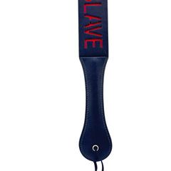 Paleta de azotes Glow&Vibe de cuero sintético negro con la palabra SLAVE grabada en rojo. Mango ergonómico con cordón.