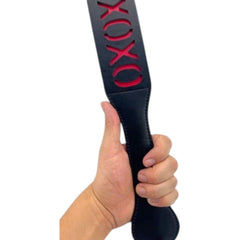 Paleta de azotes XOXO de cuero sintético negro con detalles rojos, de Glow&Vibe