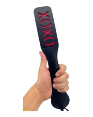 Paleta de azotes XOXO de cuero sintético negro con detalles rojos, de Glow&Vibe