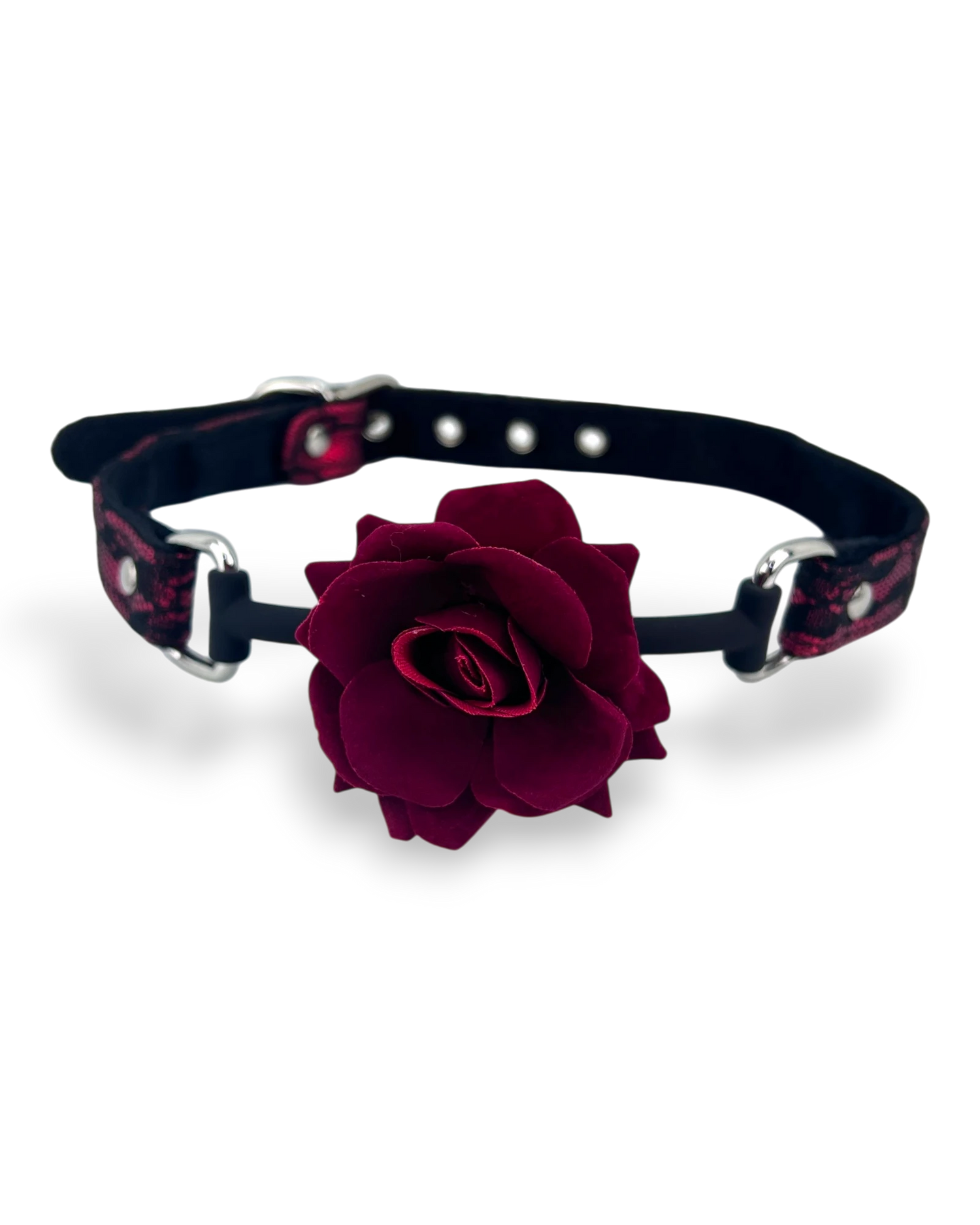 Glow&Vibe Rose Gag mordaza de silicona rosa oscuro con correa ajustable de tela negra y detalles rojos.