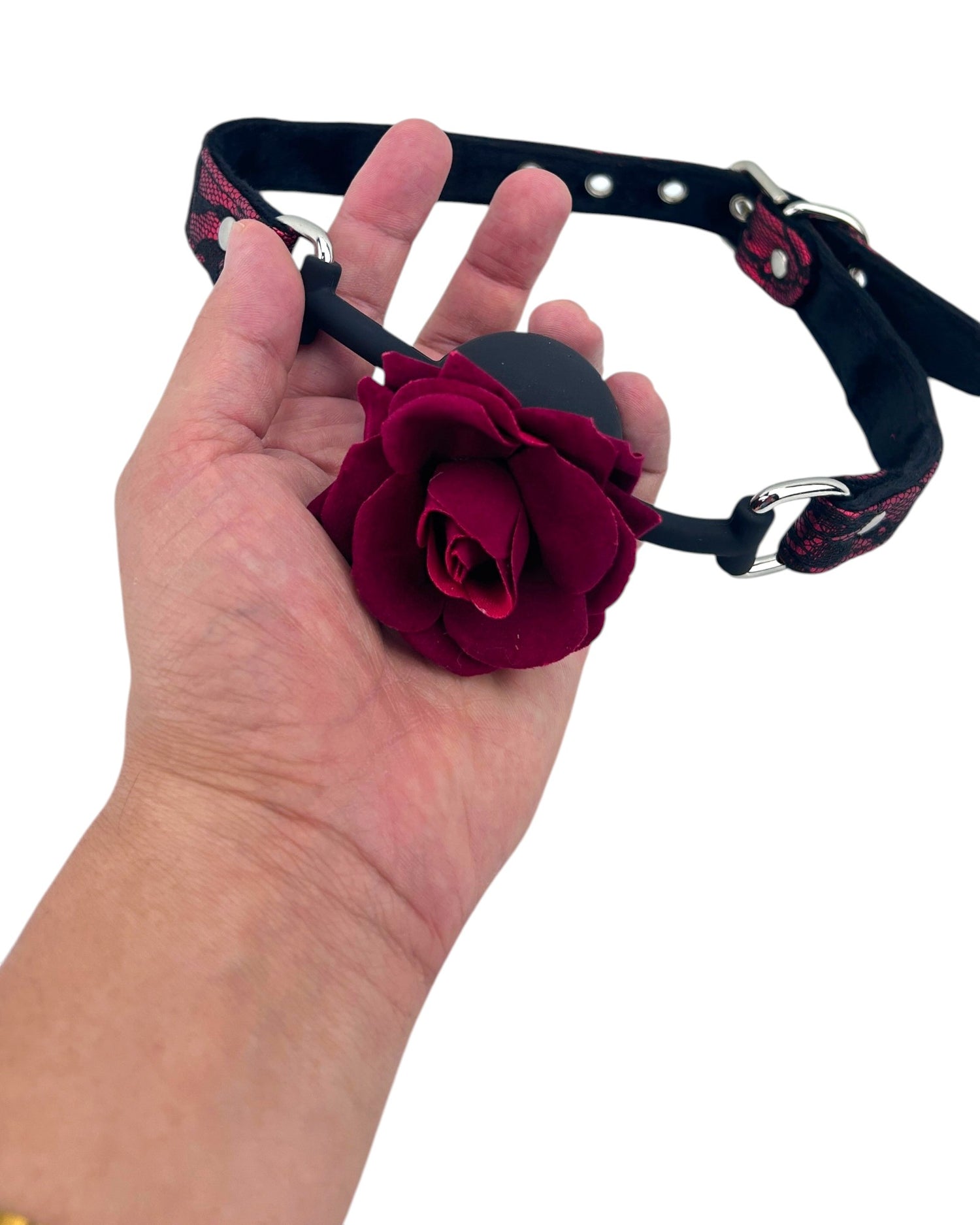 Glow&Vibe Rose Gag: mordaza bucal de silicona negra con rosa de terciopelo burdeos y correa ajustable de tela.