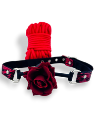 Glow&Vibe Shibari Rose Set: mordaza de silicona roja con rosa y cuerda de nylon roja.