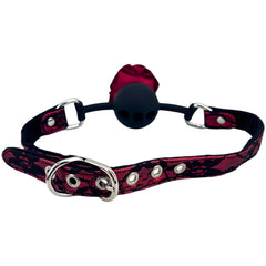 Glow&Vibe Shibari Rose Set: mordaza de silicona negra con rosa roja y correa de encaje rojo y negro.