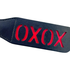 Paleta de azotes XOXO de cuero sintético negro con letras rojas recortadas, de Glow&Vibe