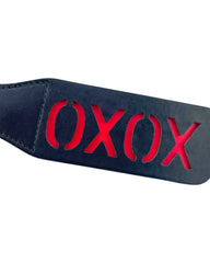 Paleta de azotes XOXO de cuero sintético negro con letras rojas recortadas, de Glow&Vibe
