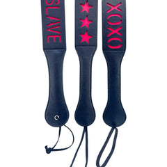Glow & Vibe XOXO Paddle de cuero sintético negro con detalles rojos, con grabados de XOXO, estrellas y SLAVE.