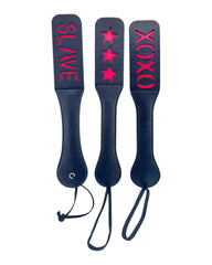 Glow & Vibe XOXO Paddle de cuero sintético negro con detalles rojos, con grabados de XOXO, estrellas y SLAVE.
