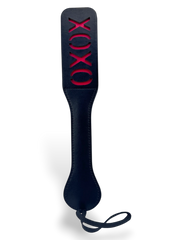 Paleta de azotes XOXO de cuero sintético negro con detalles rojos, de Glow&Vibe. Ideal para juegos de rol.