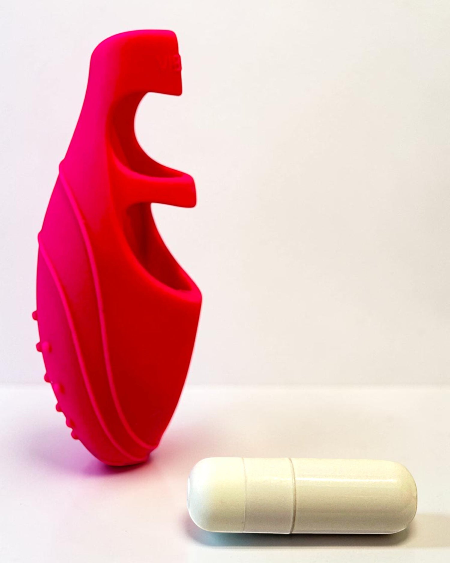 Dedal vibrador fucsia de silicón suave Silk Finger de Glow&Vibe con bala vibratoria blanca desmontable