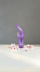 Vibrador Crystal Naughty doble estimulación, curva para punto G y estimulador de clítoris, diseño elegante y atrevido, Glow & Vibe.